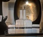 Oil & Vinegar peper en zout set - Porselein op houten plank, Helene Livingstyle, Helenelivingstyle@gmail.com, 7531TJ, Nieuw