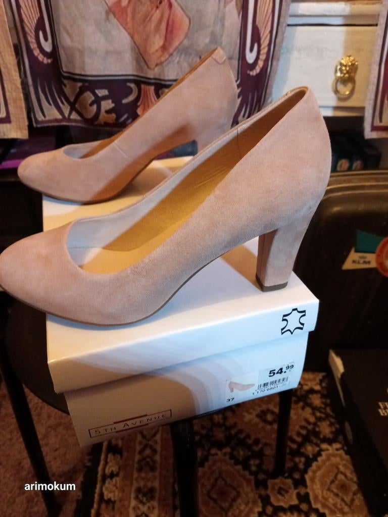 Fifth Avenue beige suède pumps, hak 8 cm, ronde neus, Kleding | Dames, Schoenen, Ophalen of Verzenden