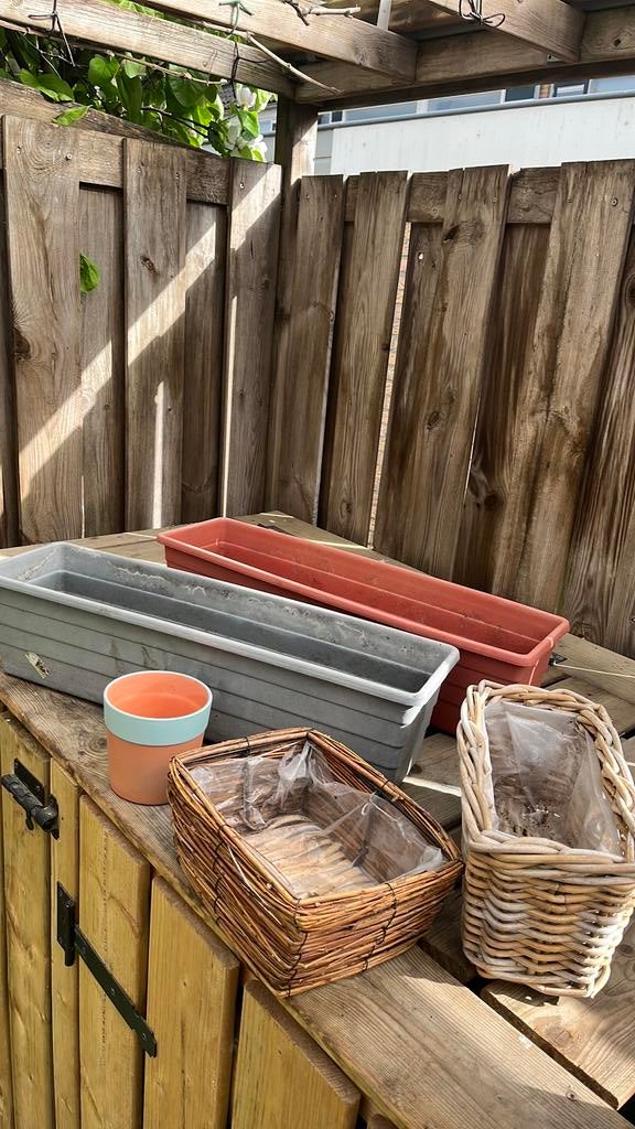 Gratis: plantenbakken en -potten, Tuin en Terras, Bloembakken en Plantenbakken, Ophalen, Kunststof, Minder dan 30 cm, Rond