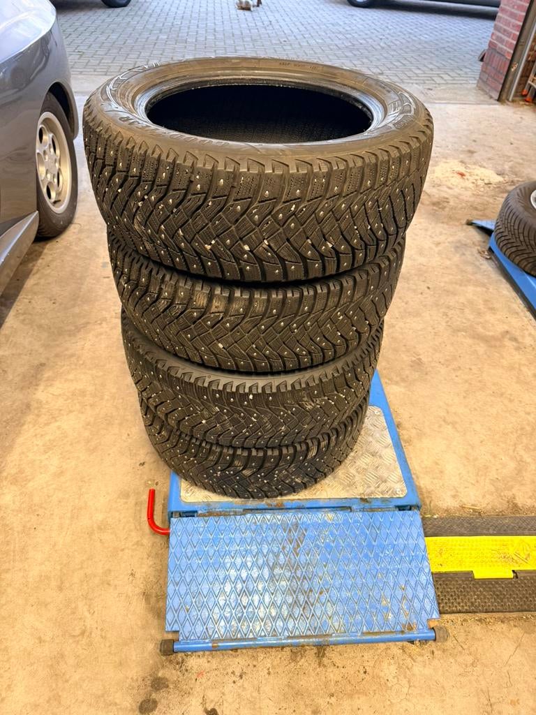 Spike banden 205/55R16, Ophalen, Gebruikt, 16 inch, Band(en)