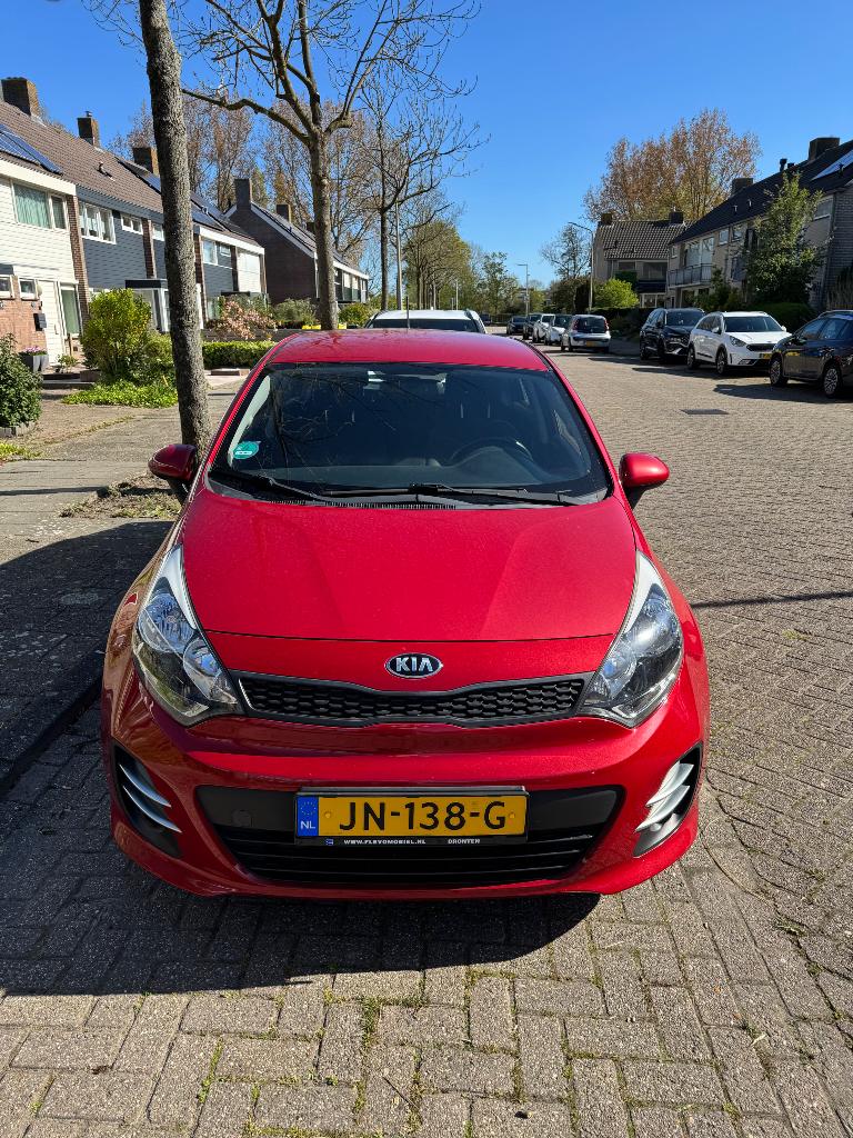 Kia Rio 1.2 I 5DRS 2016 Rood, 40 €/maand, Zwart, 4 cilinders, Origineel Nederlands