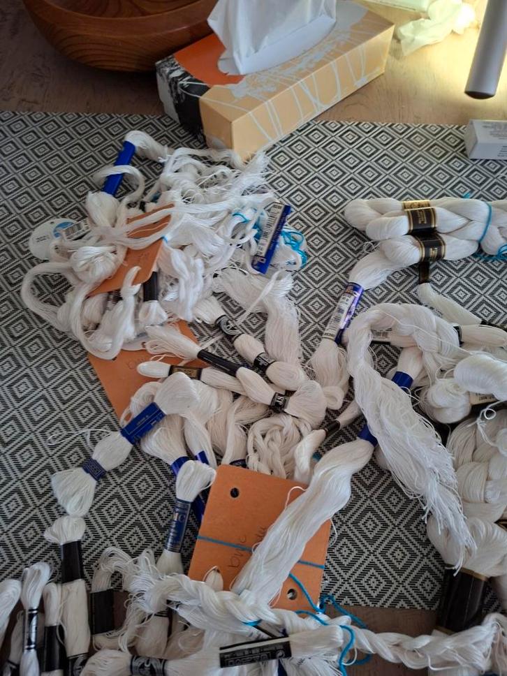 Te koop doos met witte DMC strengen., Hobby en Vrije tijd, Borduren en Borduurmachines, Zo goed als nieuw, Borduurgaren of Zijde