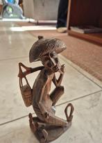 Houten beeld van een man met hoed en mand, Ophalen, Minder dan 20 cm, Handgemaakt, Beeld