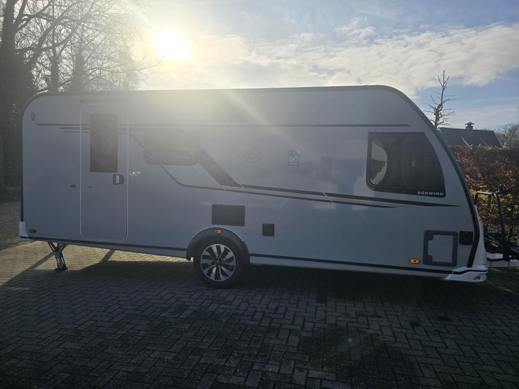 Knaus Sudwind 60 Years 540 FDK + autark + mover + ATC, Caravans en Kamperen, Caravans, Overige typen, Bedrijf, Treinzit, 6 tot 7 meter
