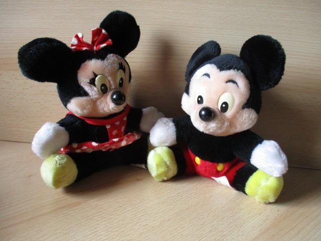 Disney Mickey en Minnie Mouse pluches  19cm  Euro Disney oud, Ophalen of Verzenden, Overige figuren, Gebruikt, Beeldje of Figuurtje