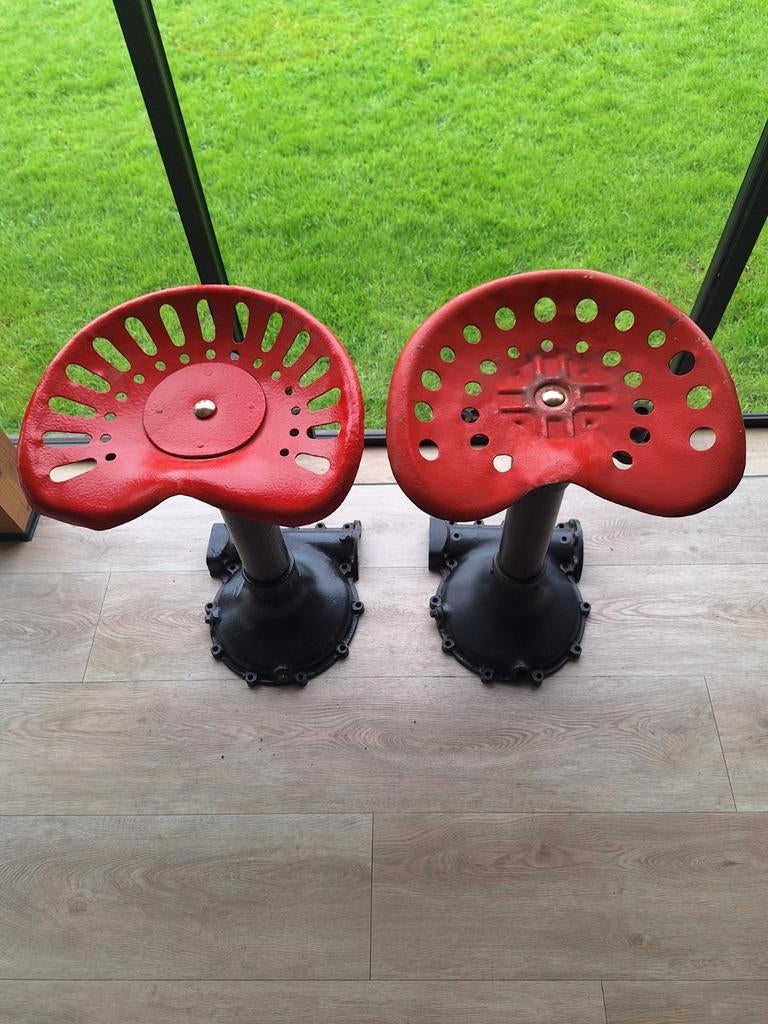 TT Ford assen met trekker stoelen.   Leuk voor Man Cave, Ophalen