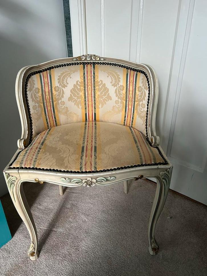 Decoratieve stoel met barokke details en gestreepte stof, Huis en Inrichting, Stoelen, Gebruikt, Eén, Hout, Overige kleuren, Ophalen