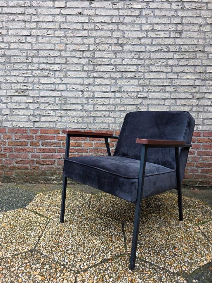 Comfortabele fauteuil - donkergrijs met houten armleuningen, Huis en Inrichting, Fauteuils, Gebruikt, Hout, Metaal, Stof, 50 tot 75 cm