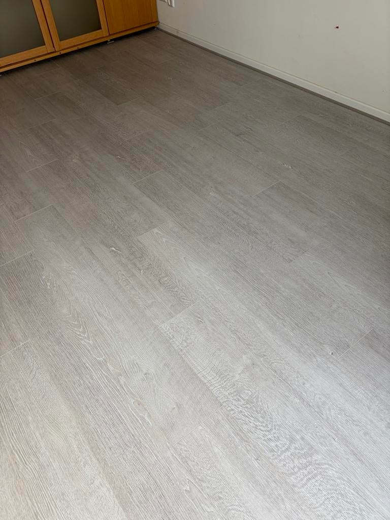 Laminaat vloer grijs +/- 15m2, Ophalen, Gebruikt, Grijs, 10 tot 25 m²