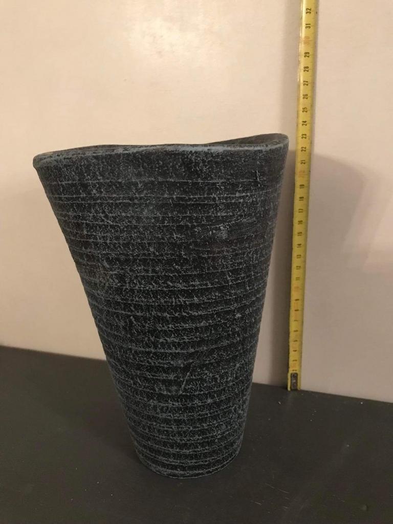 Vaas antraciet 23 cm Hoog, Huis en Inrichting, Woonaccessoires | Vazen, Ophalen of Verzenden, Zo goed als nieuw, Overige kleuren