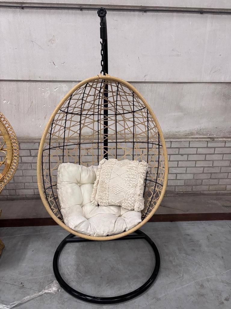 Comfortabele hangstoel met kussen - perfect voor ontspanning, Huis en Inrichting, Stoelen, Ophalen, Overige kleuren, Zo goed als nieuw