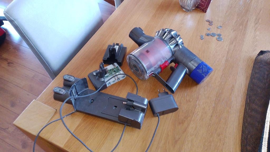 Dyson V6 (SV09) voor onderdelen of reparatie, Ophalen of Verzenden, Gebruikt, Stofzak, Stofzuiger