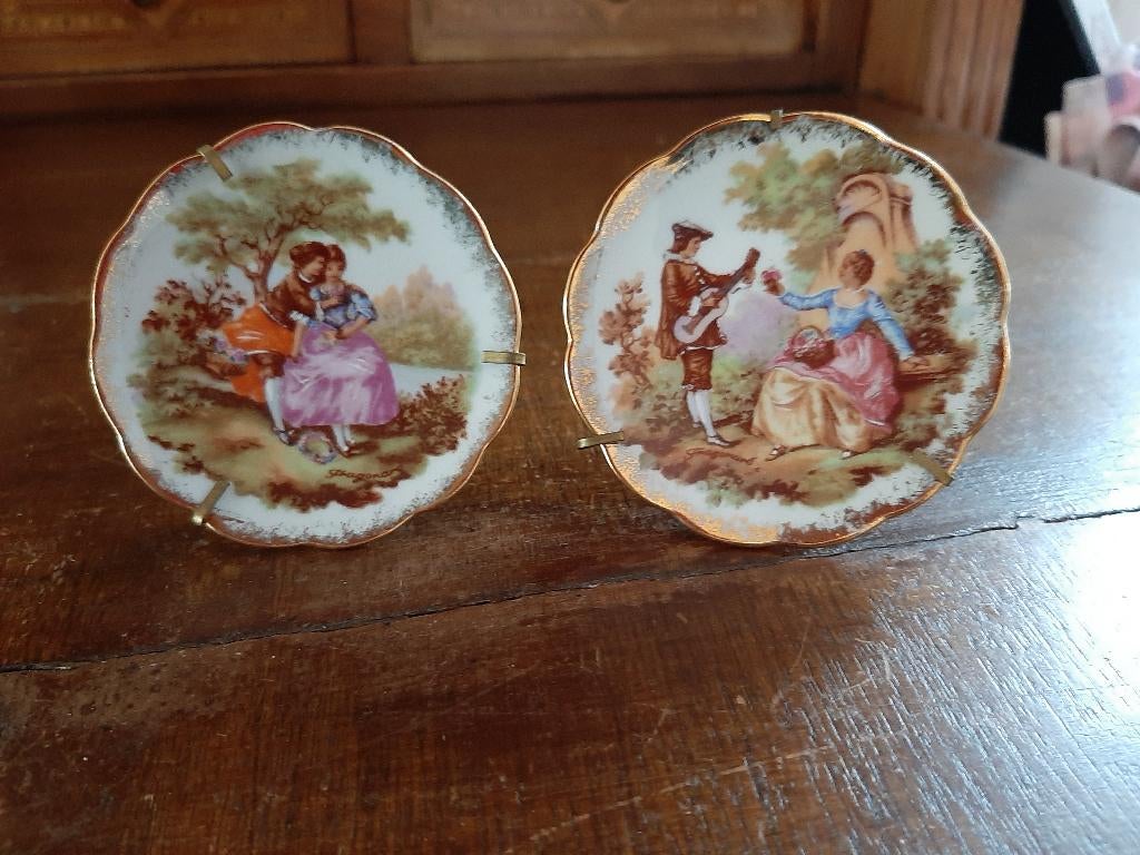 Limoges 2 vintage porseleinen bordjes met romantisch decor., Ophalen of Verzenden, Zo goed als nieuw