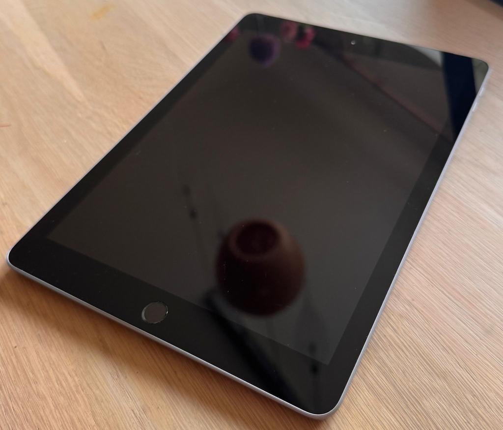 Ipad 6e generatie (2018), Computers en Software, Apple iPads, Gebruikt, Apple iPad, Wi-Fi, 10 inch, 32 GB, Grijs, Ophalen of Verzenden