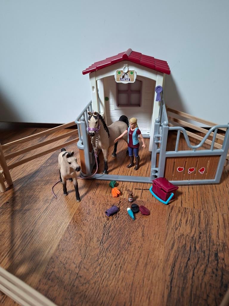 Schleich 42369 Paardenbox met paarden en verzorgster, Ophalen of Verzenden, Jongen of Meisje