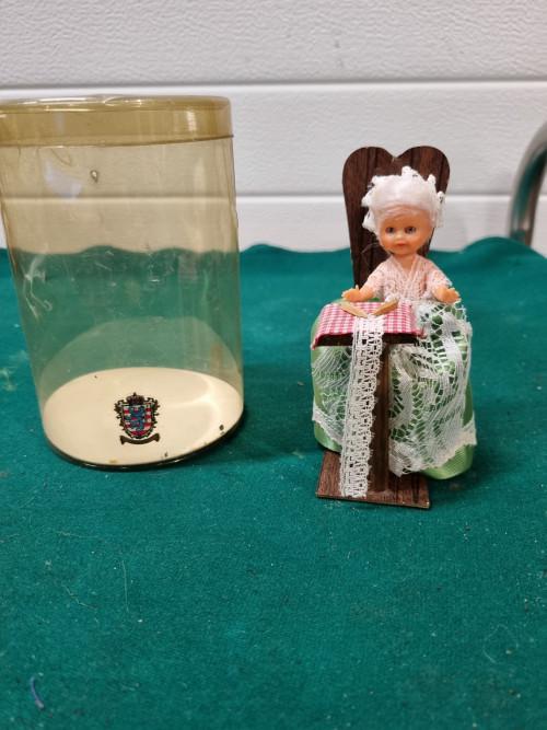 Pop op stoel vintage aan het haken, Verzamelen, Poppen, Ophalen of Verzenden, 'T Olde Gre-j, Info@toldegrej.nl, Endepoelstraat 20f Didam