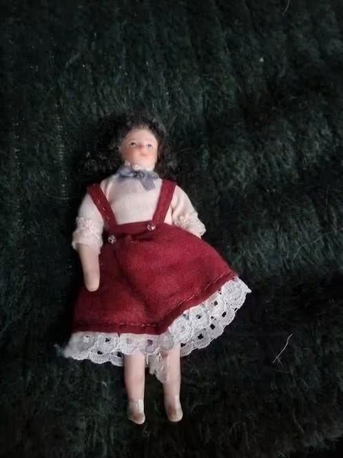 poppenhuis miniaturen porseleinen popje 10 cm, Verzamelen, Poppenhuizen en Toebehoren, Ophalen of Verzenden, Zo goed als nieuw