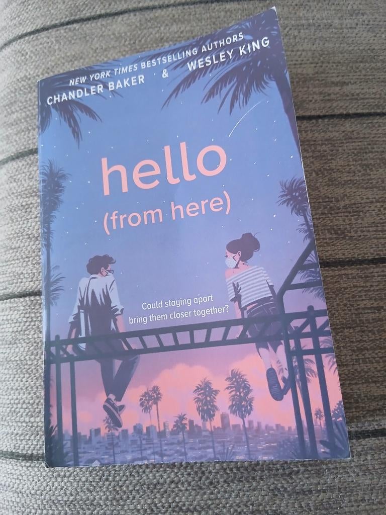 Hello (From Here) - Chandler Baker & Wesley King, Ophalen of Verzenden, Zo goed als nieuw, Chandler Baker & Wesley King, Amerika