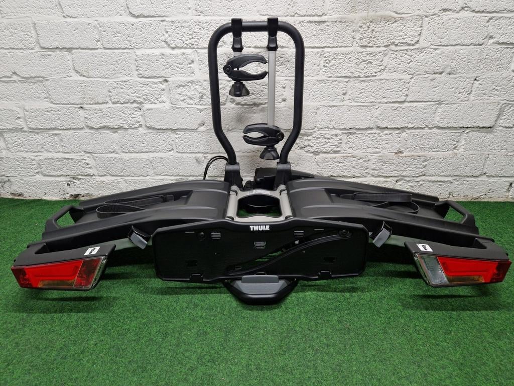 Nette Thule EasyFold XT 933 fietsendrager voor 2 E-bikes, Auto diversen, Fietsendragers, Zo goed als nieuw, Trekhaakdrager, 2 fietsen