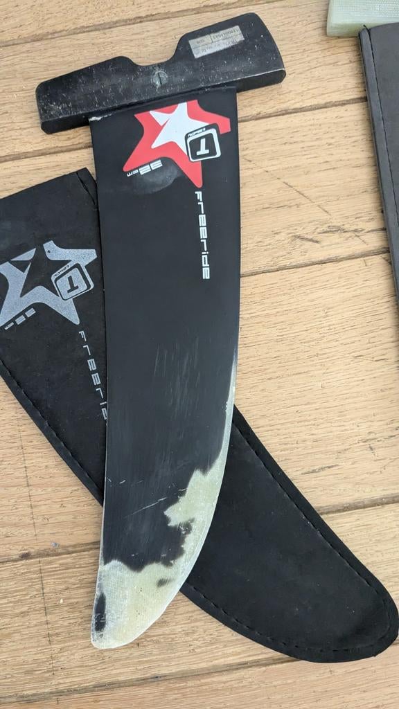 2 PB windsurf vinnen met 3 masttassen, Watersport en Boten, Windsurfen, Gebruikt, Overige typen, Met vin(nen), Met draagtas, Minder dan 5 m²