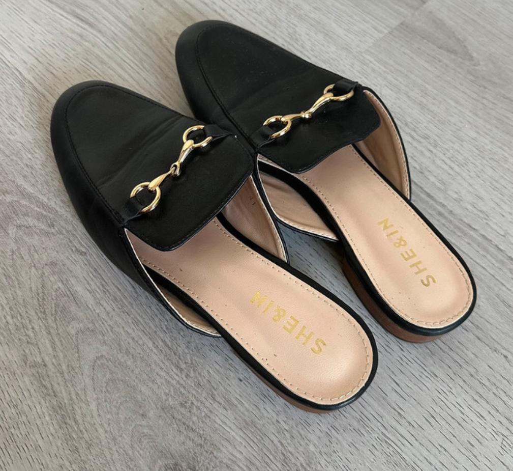 Shein zwarte instappers met gouden detail maat 40, Kleding | Dames, Schoenen, Ophalen of Verzenden, Gedragen, Instappers, Zwart