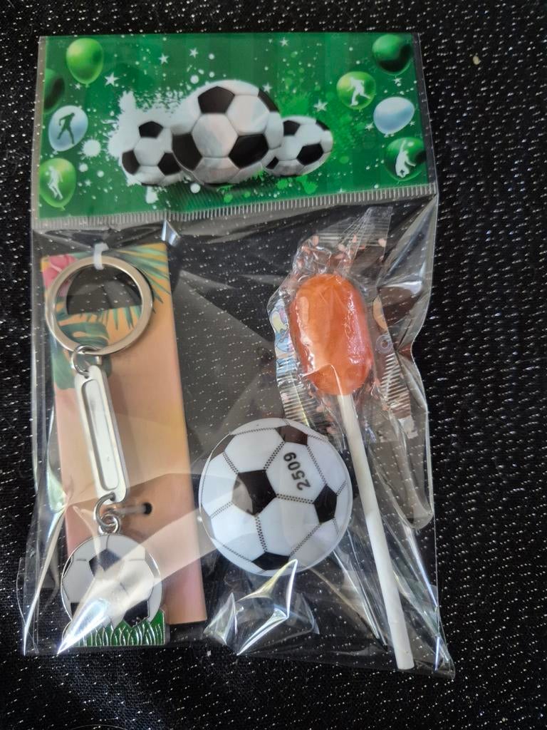 Traktatie voetbal sleutelhanger. jojo +snoepje( nog 21x), Ophalen of Verzenden, Nieuw, Feestartikel, Verjaardag