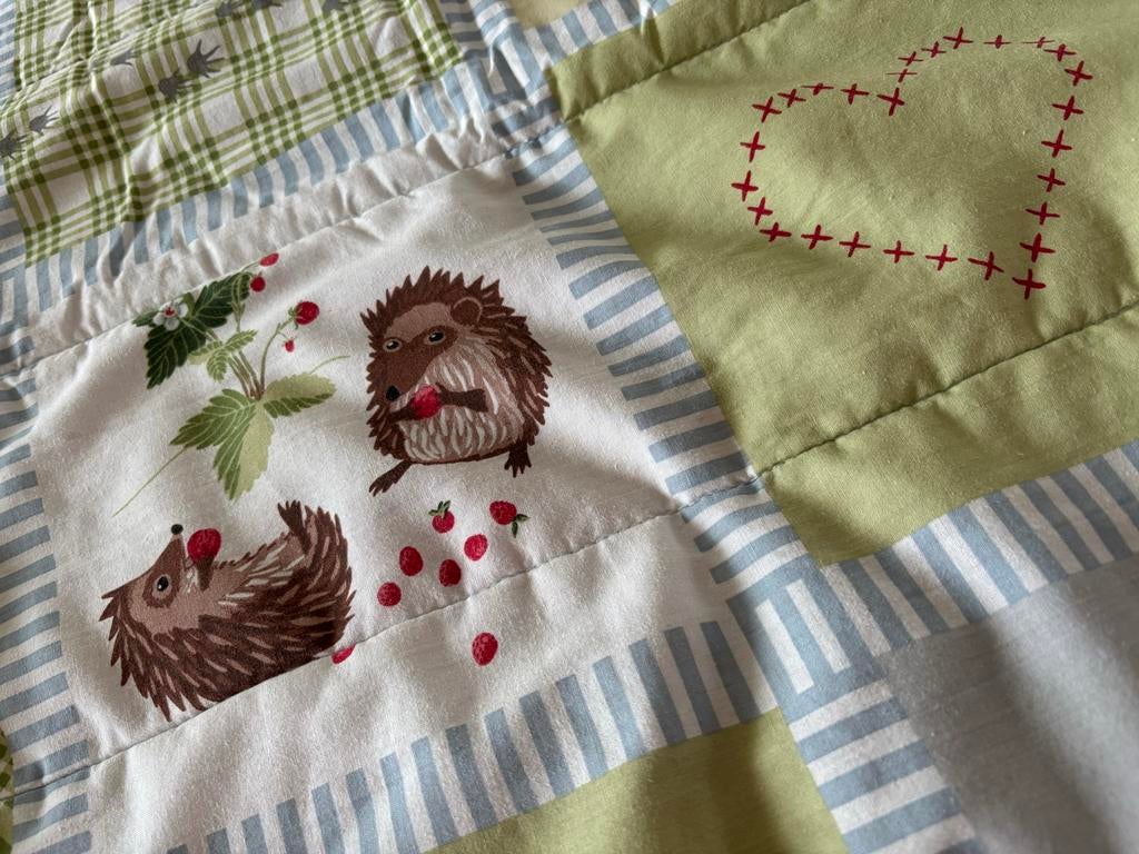 Lief boxkleed met schattige egeltjes – 80 x 110 cm, Ophalen of Verzenden, Zo goed als nieuw, Minder dan 140 cm, Minder dan 70 cm