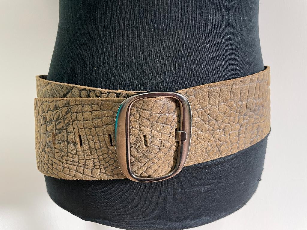 Riem2 - Groenbruine leren riem 95 cm (1), Kleding | Dames, Riemen en Ceinturen, Ophalen of Verzenden, Zo goed als nieuw, Bruin