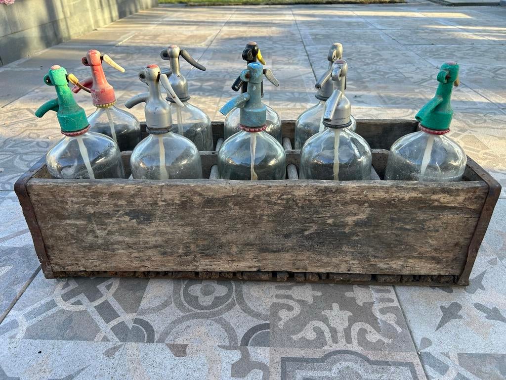 Antieke krat met 9 spuitflessen - Vintage Sifons, Ophalen