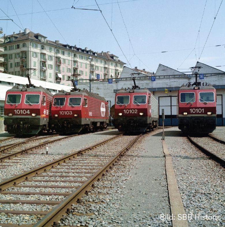 MARKLIN 3323 Zwitserse design loc Re 4/4 IV rood/zilver SBB, Wisselstroom, Locomotief, Ophalen of Verzenden, Zo goed als nieuw