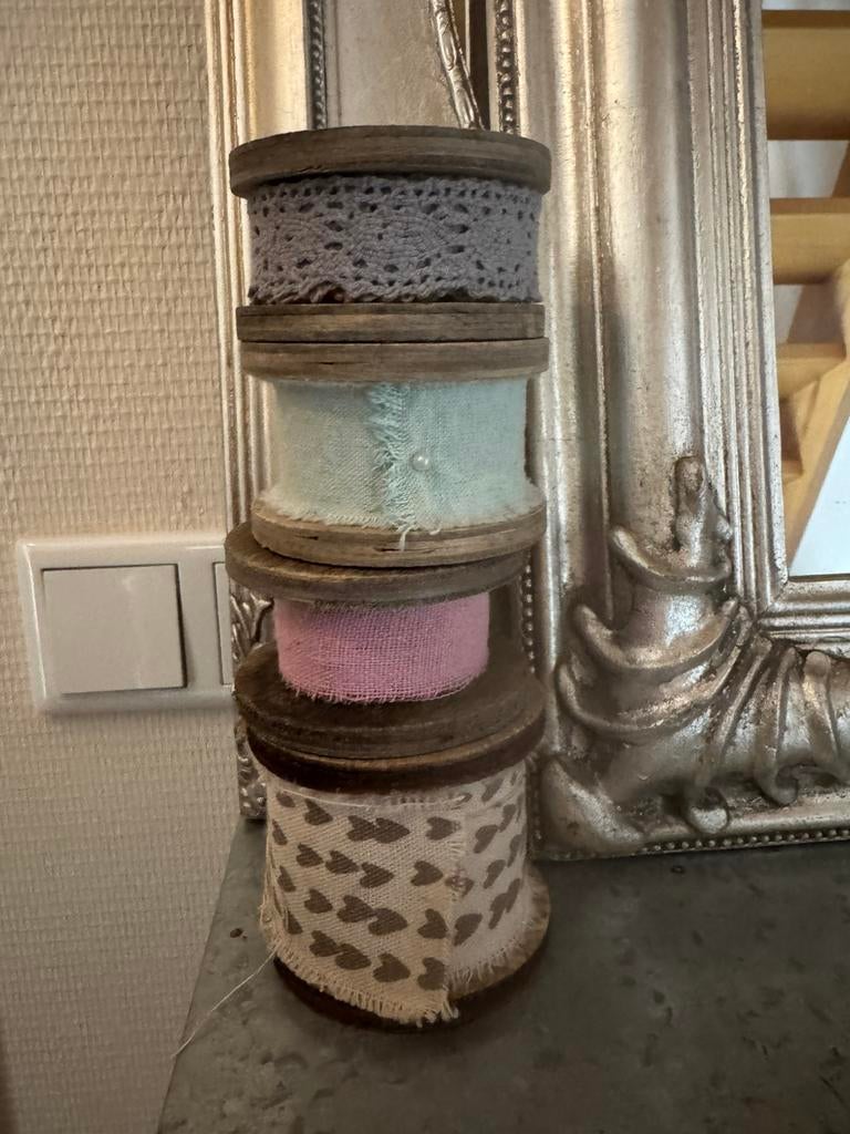 Houten klosjes met sierlint-stoffen kant, Ophalen of Verzenden, Gebruikt