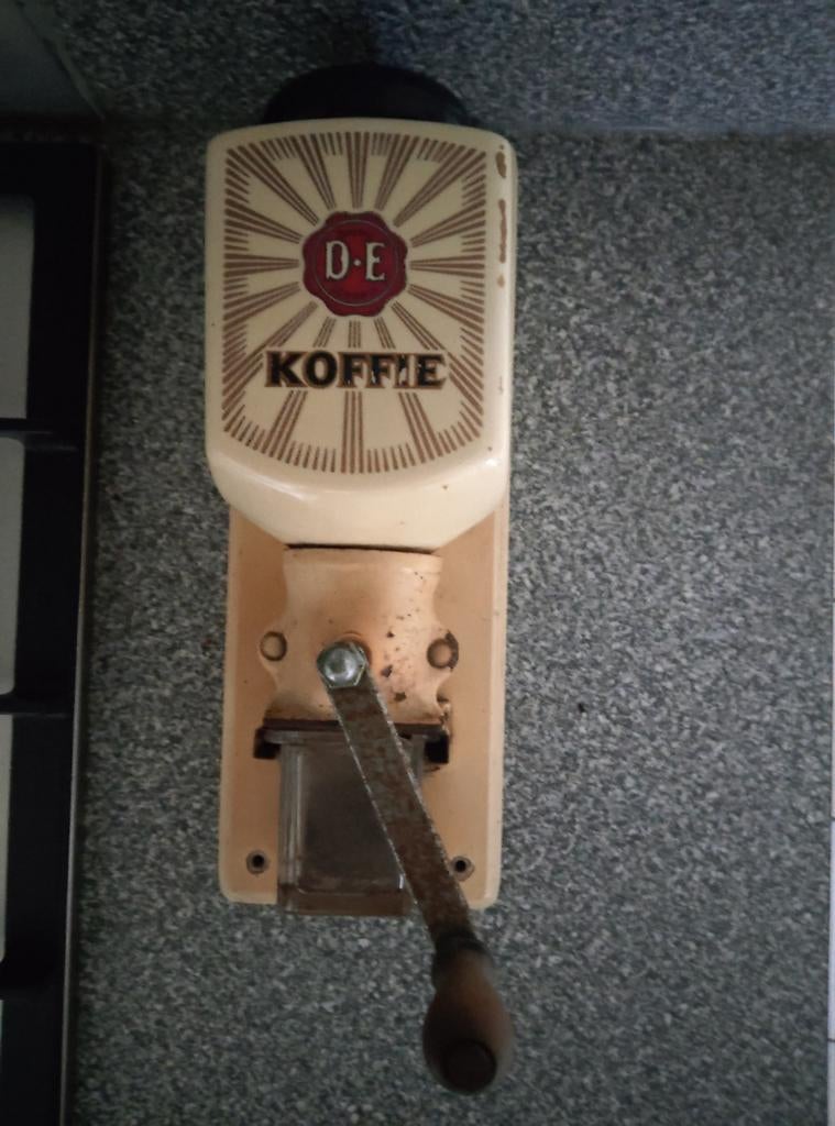 Oude gebruikte koffiemolen, Ophalen