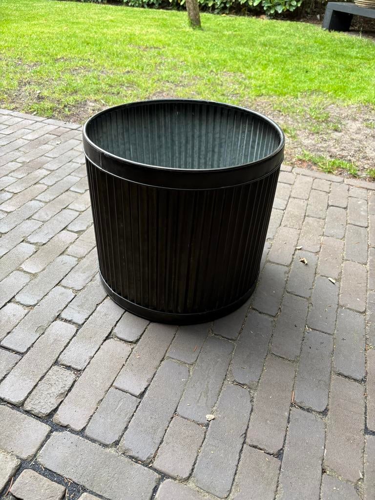 Grote zwarte metalen bloempot voor binnen of buiten, Tuin en Terras, Bloempotten, Ophalen, Gebruikt, 40 cm of meer, Rond