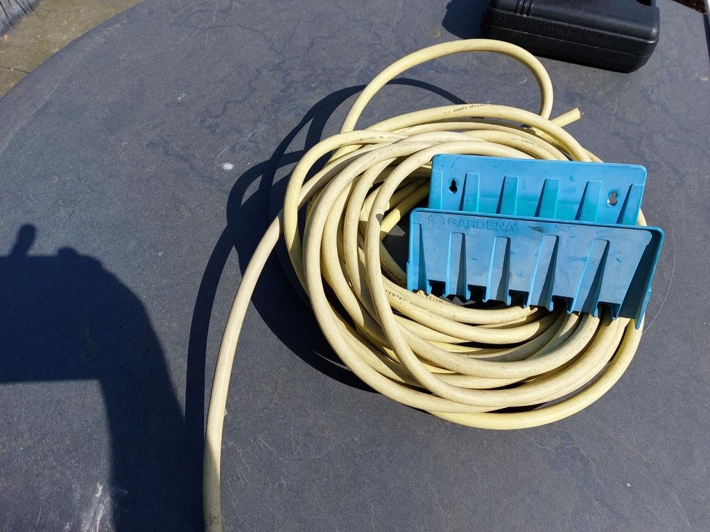 Tuinslang 9 meter met Gardena muurbevestiging, Tuin en Terras, Tuinslangen, Ophalen, Gebruikt, Tuinslang