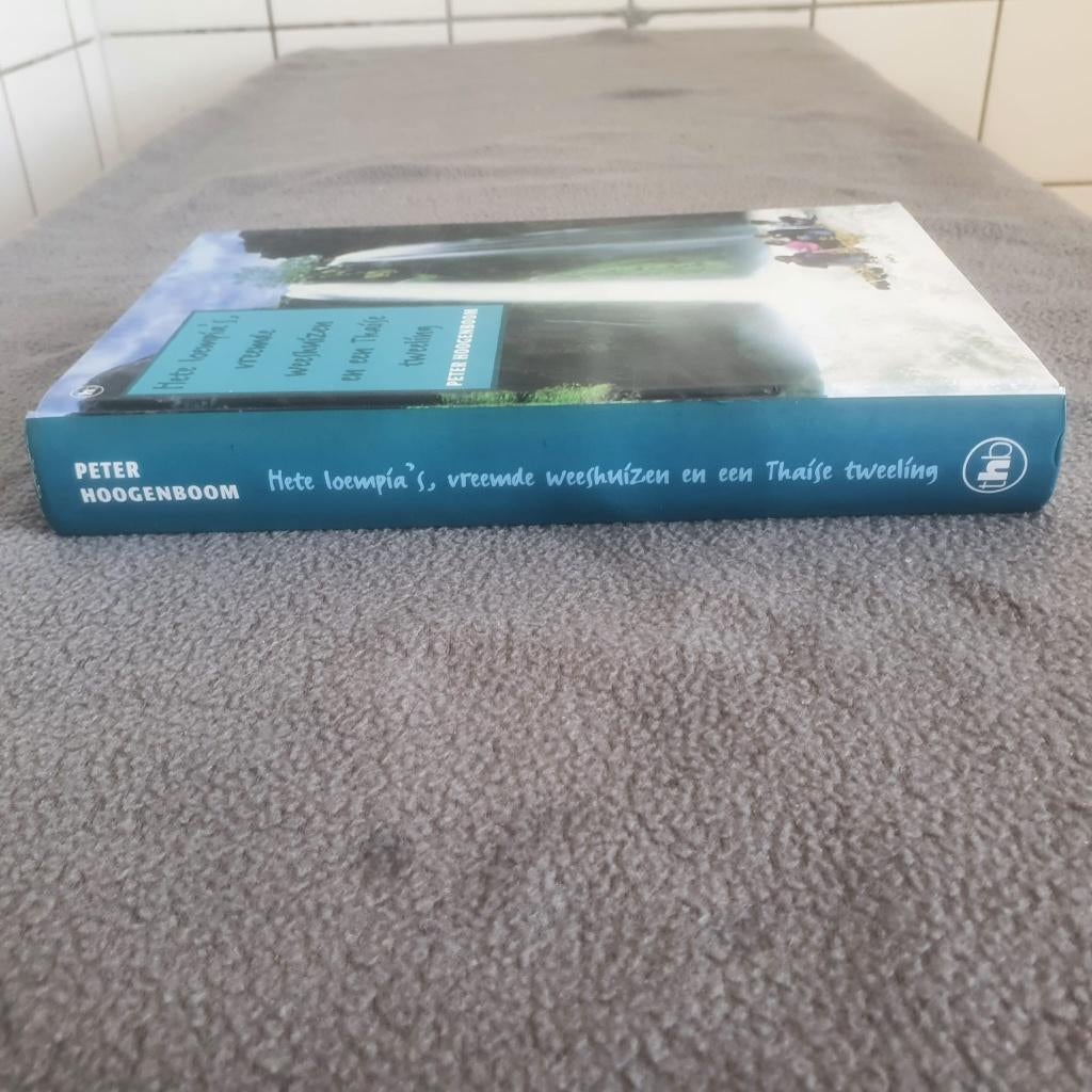 Hete loempia's vreemde weeshuizen en een thaise tweeling, Boeken, Gelezen, Ophalen of Verzenden, Fictie, Peter Hoogenboom