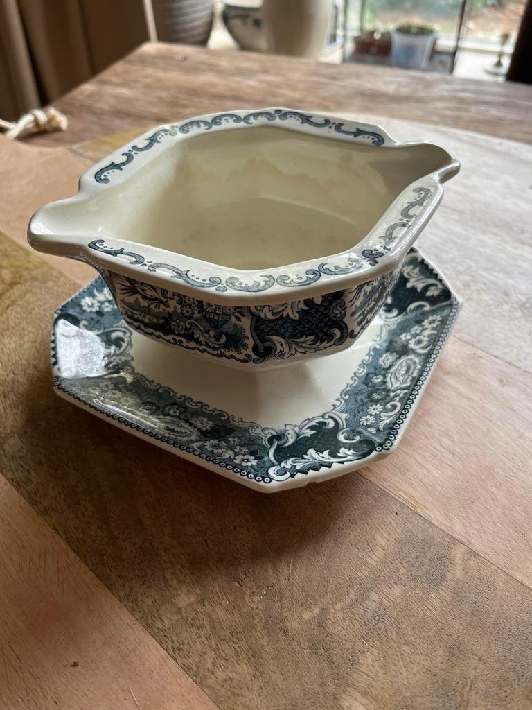 Antieke Maastrichter aardewerk sauskom met onderschotel, Ophalen