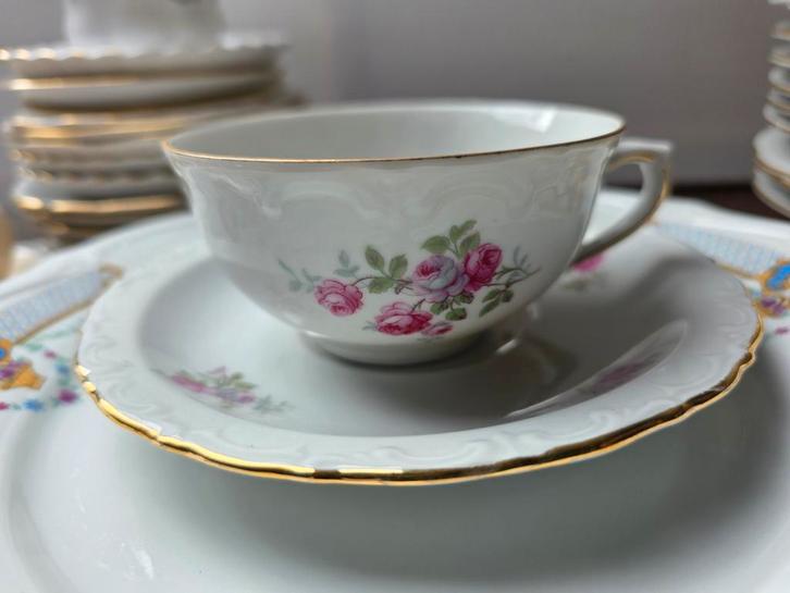 Kop en schotels met romantische roosjes  Kahla pst, Antiek en Kunst, Antiek | Servies los, Ophalen of Verzenden