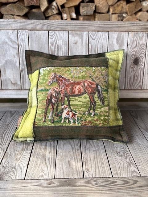 Wollen kussenhoes met geborduurd paard, Huis en Inrichting, Woonaccessoires | Kussens, Ophalen of Verzenden, Nieuw, Overige kleuren