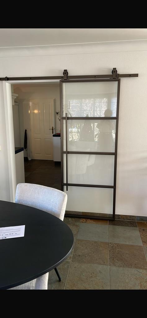 Stalen deur met rail in een mooie brons/bruin kleur, Doe-het-zelf en Verbouw, Deuren en Horren, Ophalen, 80 tot 100 cm, 215 cm of meer