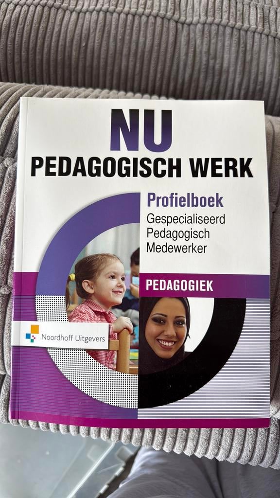2 gespecialiseerd pedagogisch medewerker kinderopvang boeken, Ophalen of Verzenden, Zo goed als nieuw, Overige niveaus