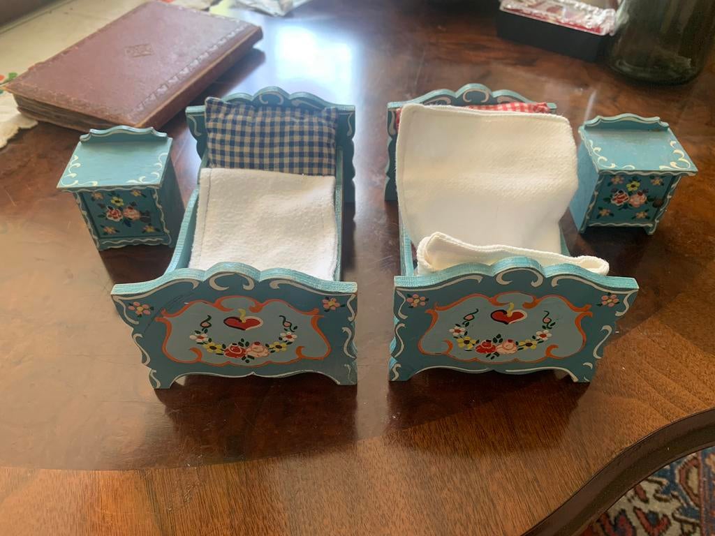 Dora Kuhn poppenhuis bedjes en nachtkastjes, Verzamelen, Ophalen of Verzenden, Gebruikt, Decoratie