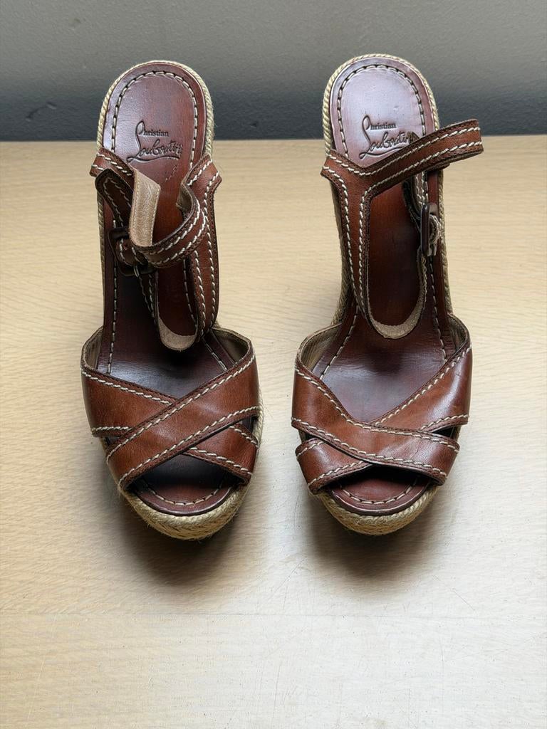 Christian Louboutin sleehakken maat 37 - Bruin leer, Ophalen of Verzenden, Gedragen, Bruin, Sandalen of Muiltjes