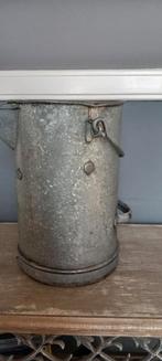 Oude metalen oliekan, Ophalen