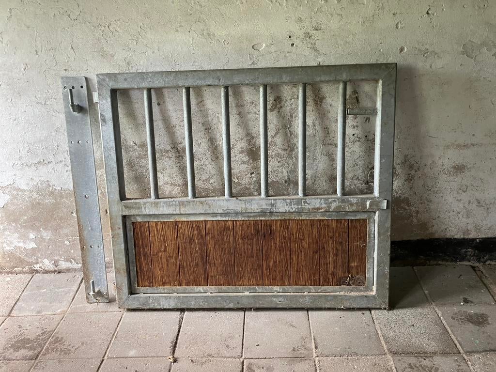 Zwaar hek, poort.  Rund ,  kalf schaap varken, Stalling