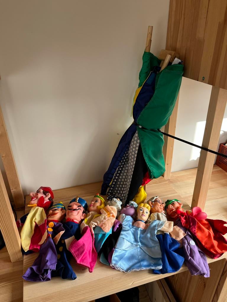 Poppenkast (tafelmodel) met complete set poppen, Kinderen en Baby's, Speelgoed | Poppen, Ophalen of Verzenden, Zo goed als nieuw