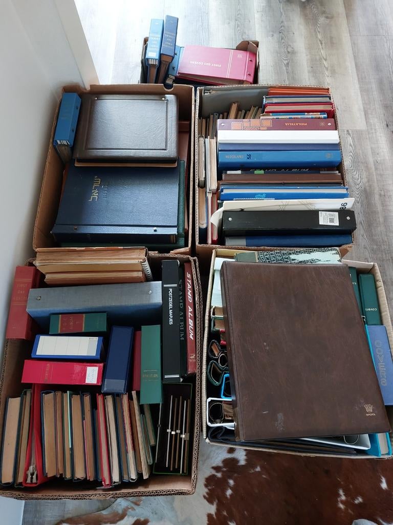 Dozen vol lege postzegelalbums en mappen, Ophalen, Gelezen