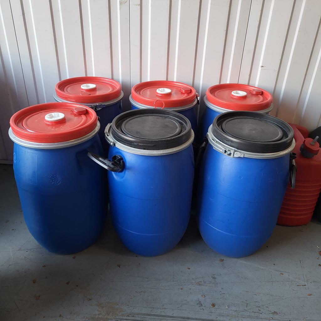 Blauwe plastic ton met rode deksel en sluitring, Tuin en Terras, Regentonnen, Ophalen of Verzenden, Gebruikt