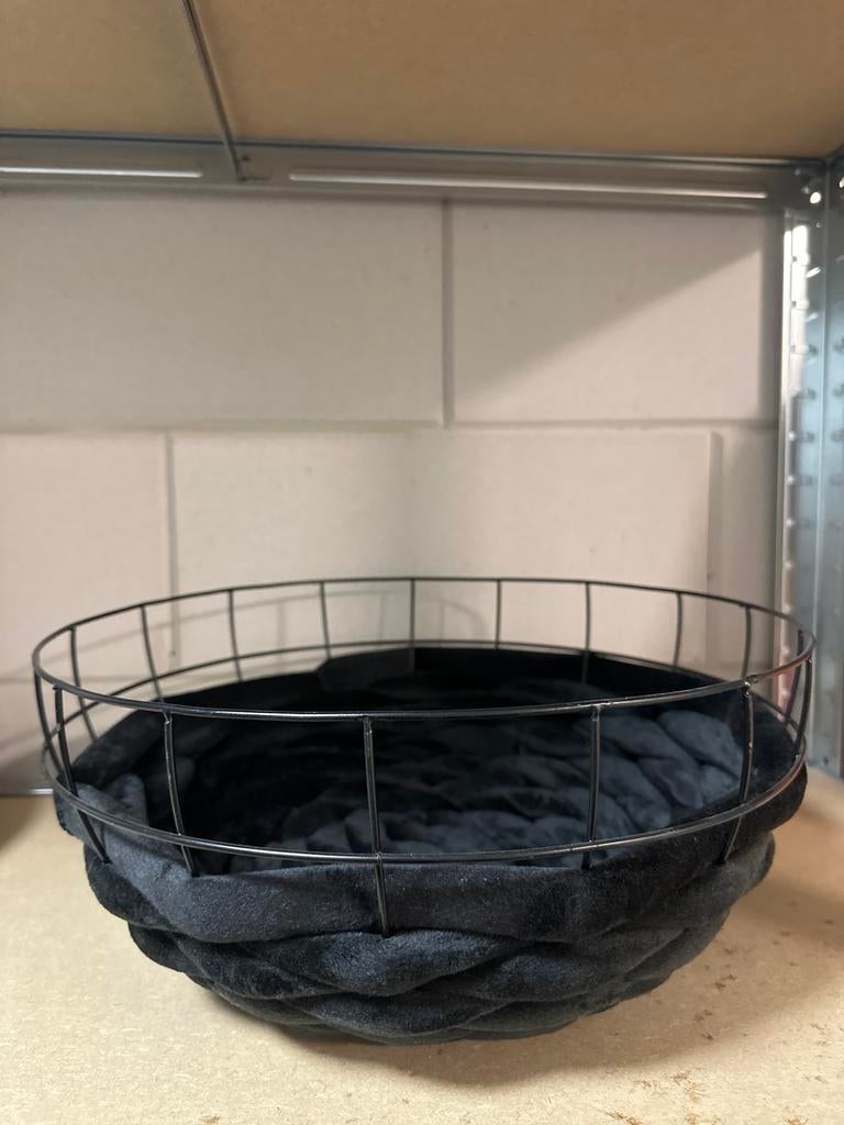 Zwarte mand met zwart fluweel stof, Ophalen, Rond, Overige materialen