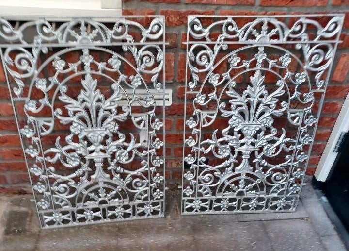 Decoratief ijzeren rek met sierlijke krullen, Ophalen