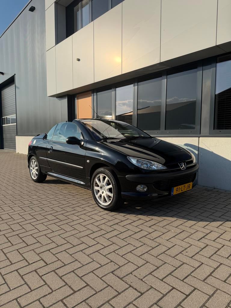 Peugeot 206 1.6 16V CC 2003 NIEUWE KOPPAKKING!, Auto's, Zwart, 4 cilinders, Cabriolet, 4 stoelen